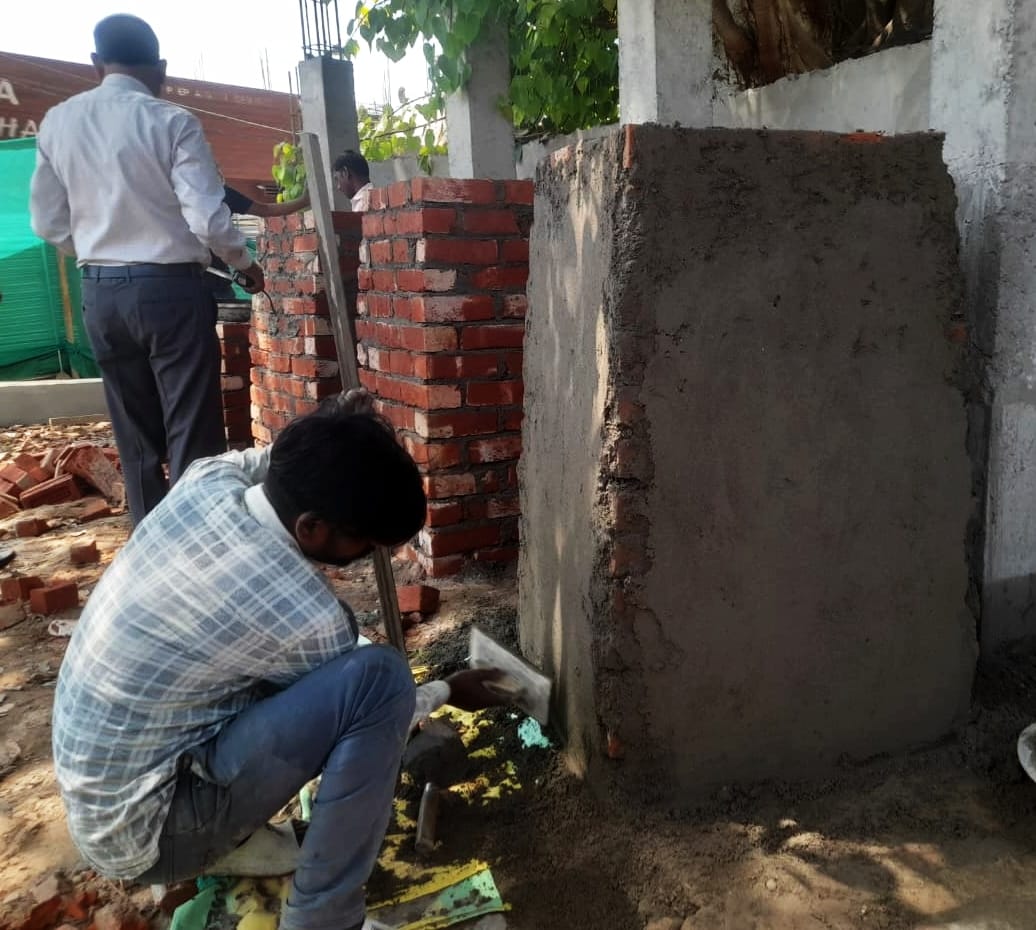 नगर निगम कार्यालय परिसर में धरना देते कांग्रेस के पदाधिकारी। संवाद