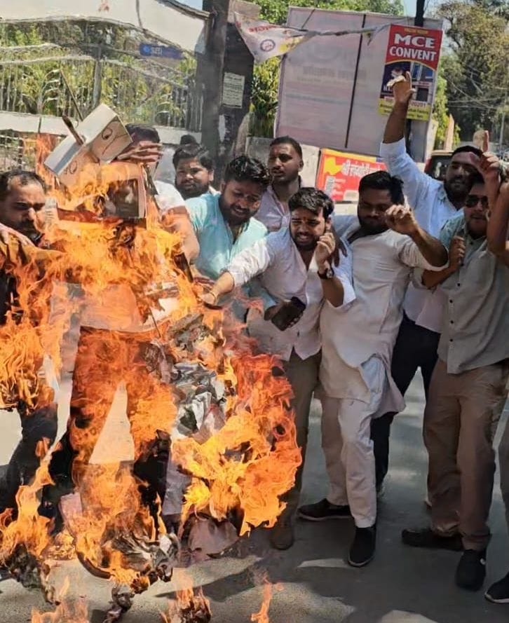 नगर निगम कार्यालय परिसर में धरना देते कांग्रेस के पदाधिकारी। संवाद