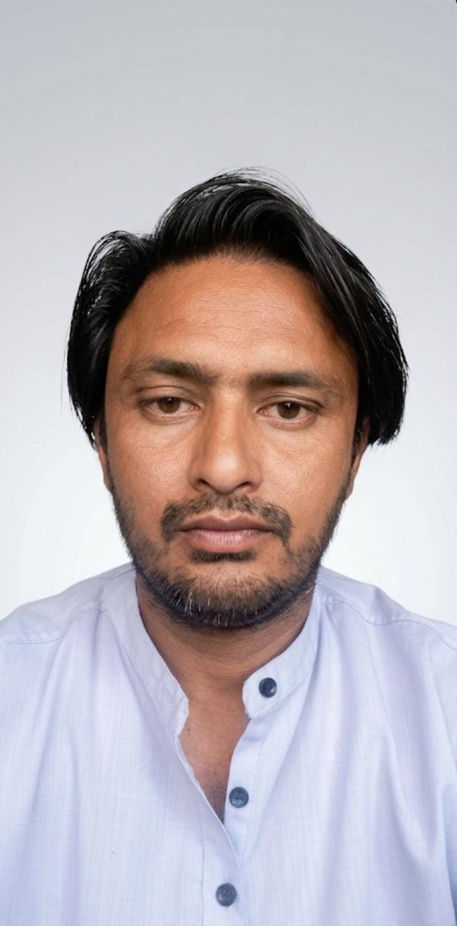 नई बाजार में एक स्टेशनरी दुकान पर किताबें व स्टेशनरी खरीदते अभिभावक। संवाद