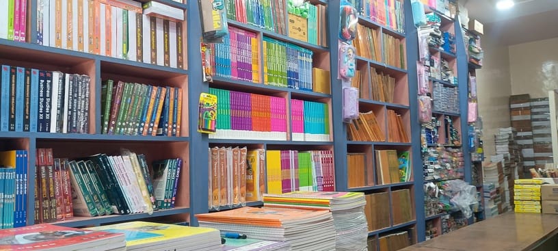 नई बाजार में एक स्टेशनरी दुकान पर किताबें व स्टेशनरी खरीदते अभिभावक। संवाद