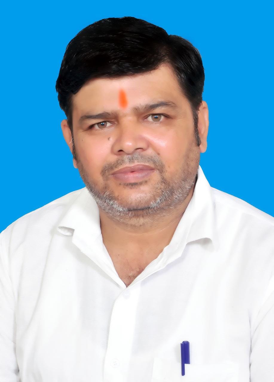 नई बाजार में एक स्टेशनरी दुकान पर किताबें व स्टेशनरी खरीदते अभिभावक। संवाद