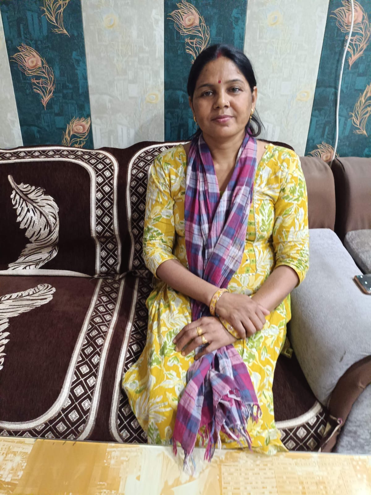 नई बाजार में एक स्टेशनरी दुकान पर किताबें व स्टेशनरी खरीदते अभिभावक। संवाद