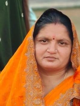 नई बाजार में एक स्टेशनरी दुकान पर किताबें व स्टेशनरी खरीदते अभिभावक। संवाद