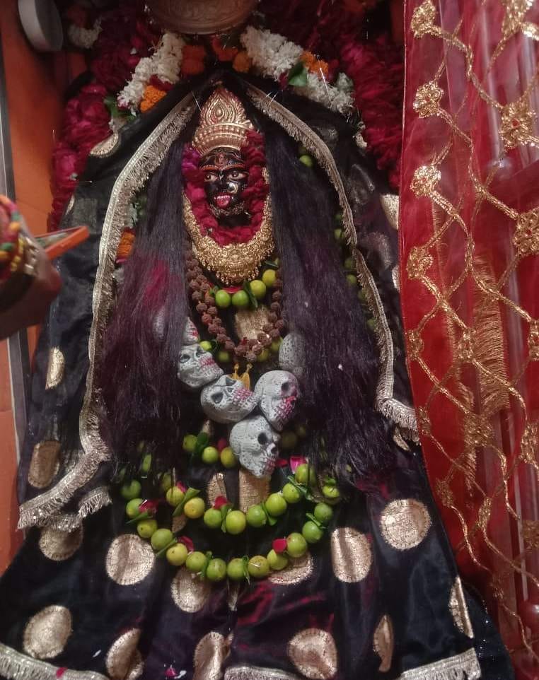 निजामाबाद में मां शीतला धाम पर भजन-कीर्तन करते लोग। संवा