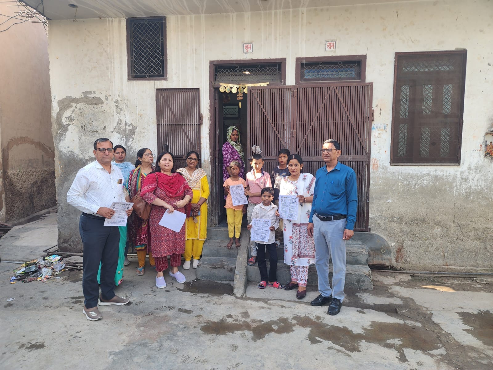 नामांकन महाभियान के तहत घर-घर जाकर अभिभावकों को जागरूक करते राजकीय वरिष्ठ माध्यमिक विद्यालय के 