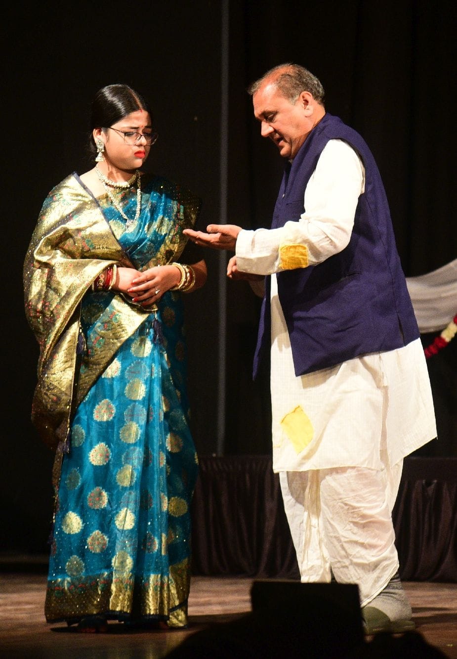 नाटक का मंचन करते कलाकार।