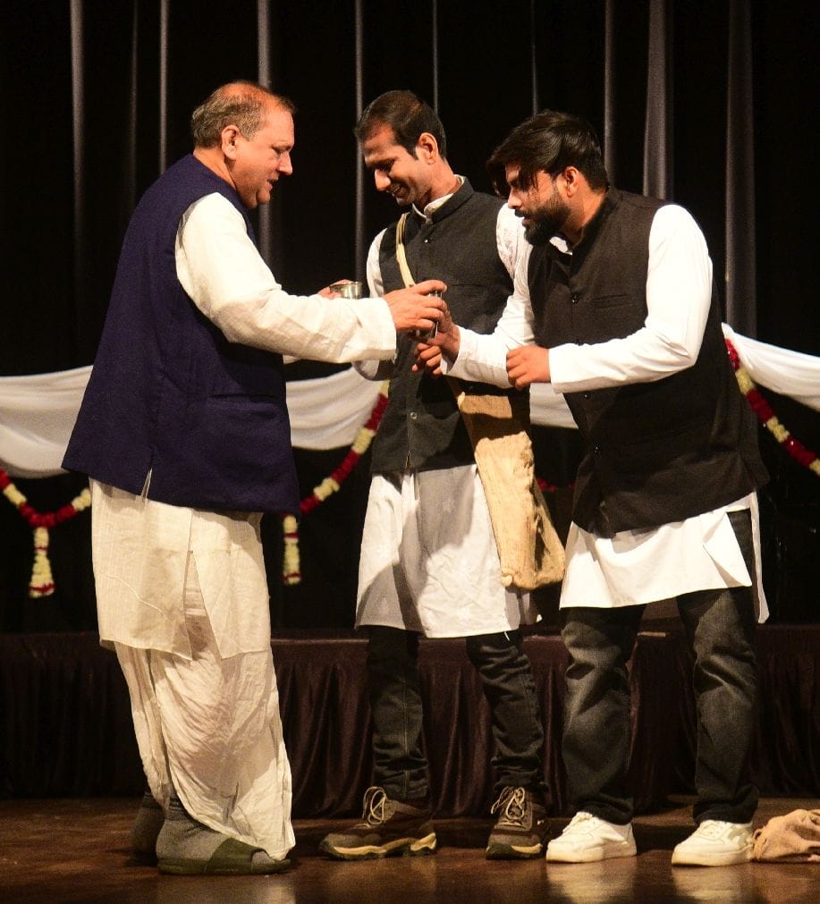 नाटक का मंचन करते कलाकार।