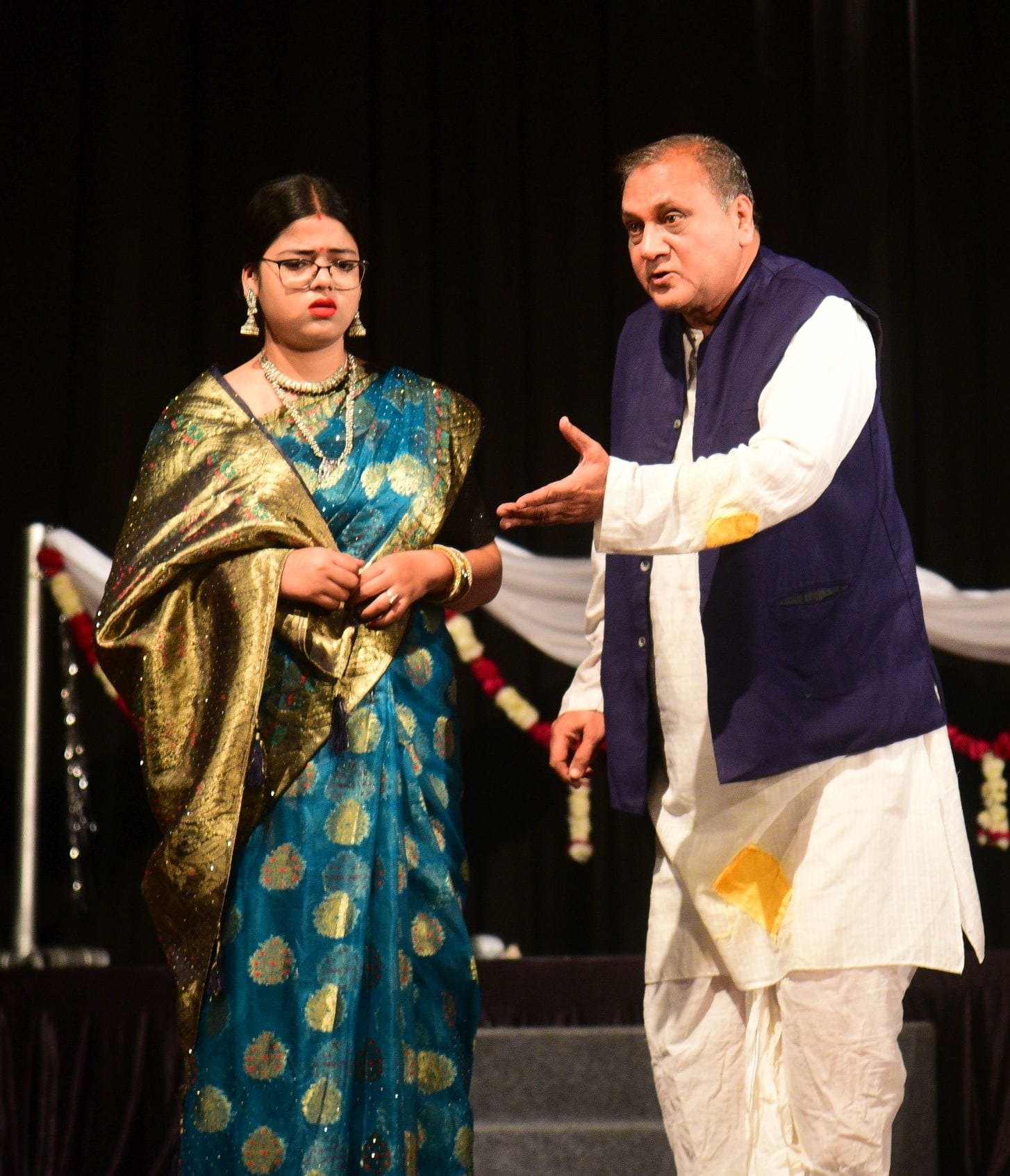 नाटक का मंचन करते कलाकार।