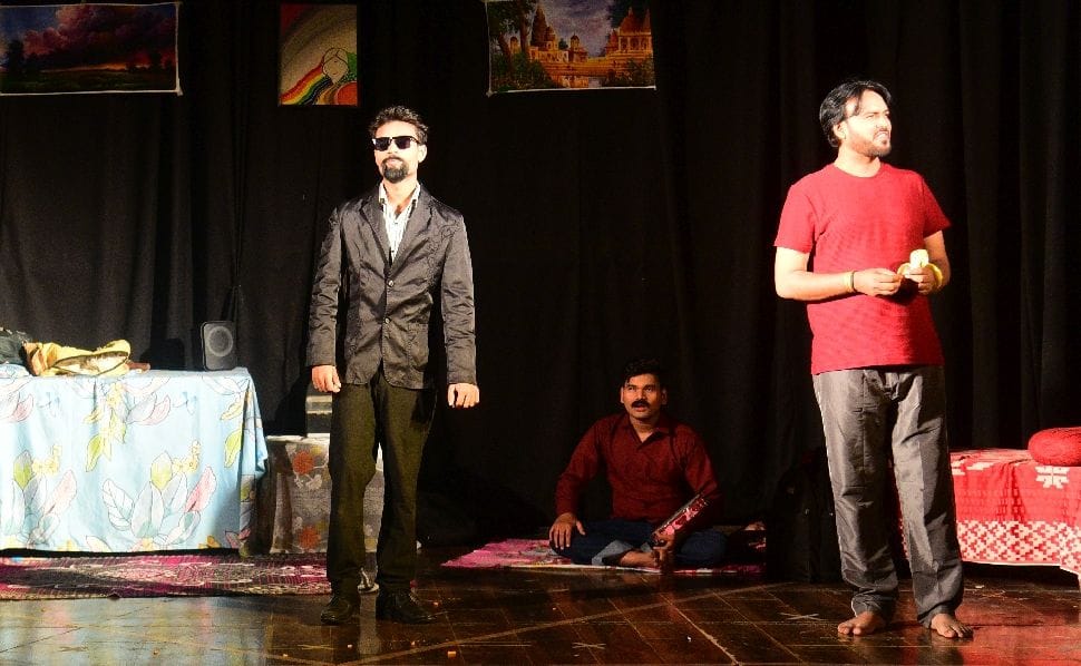 नाटक का मंचन करते कलाकार।