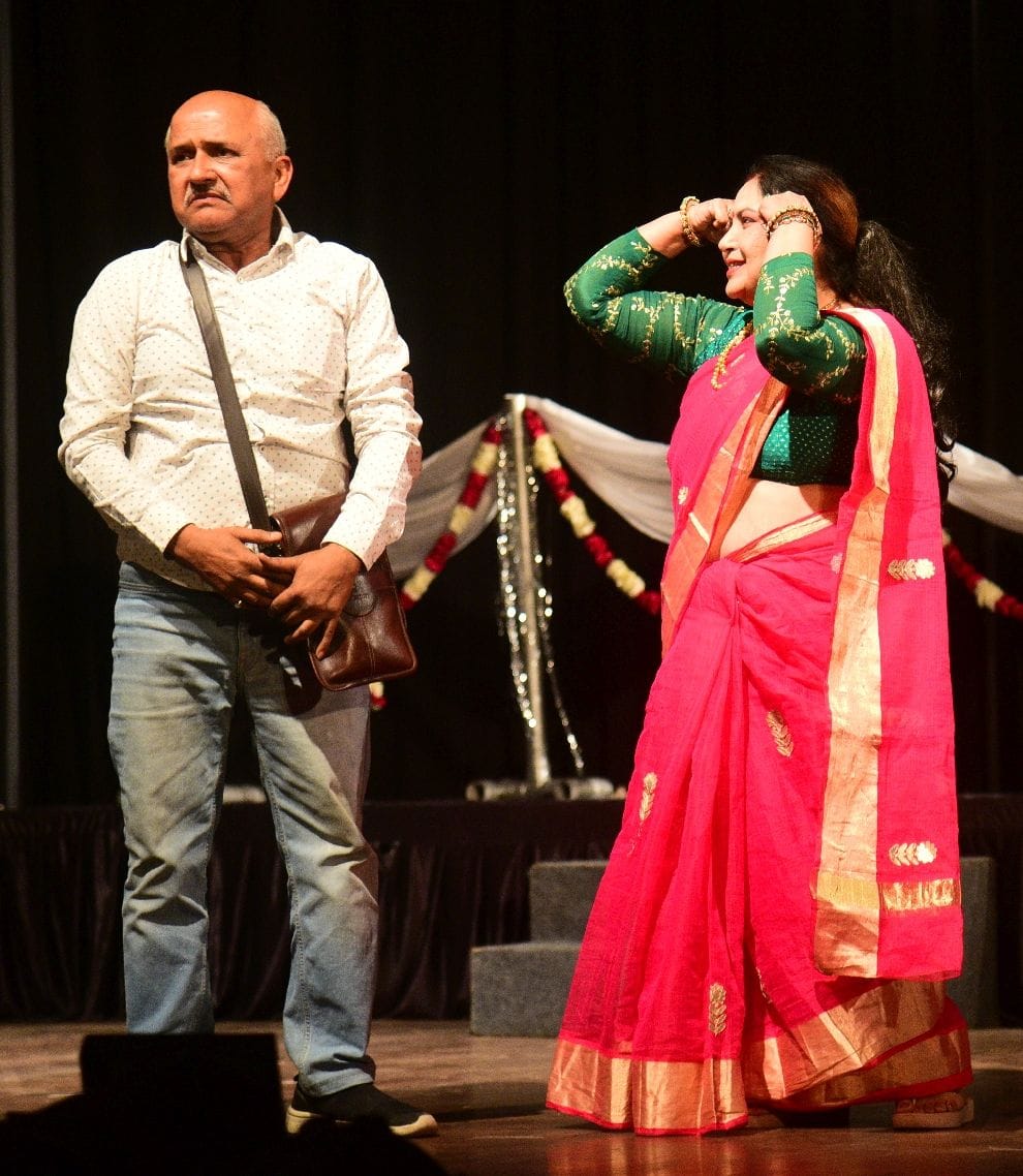 नाटक का मंचन करते कलाकार।