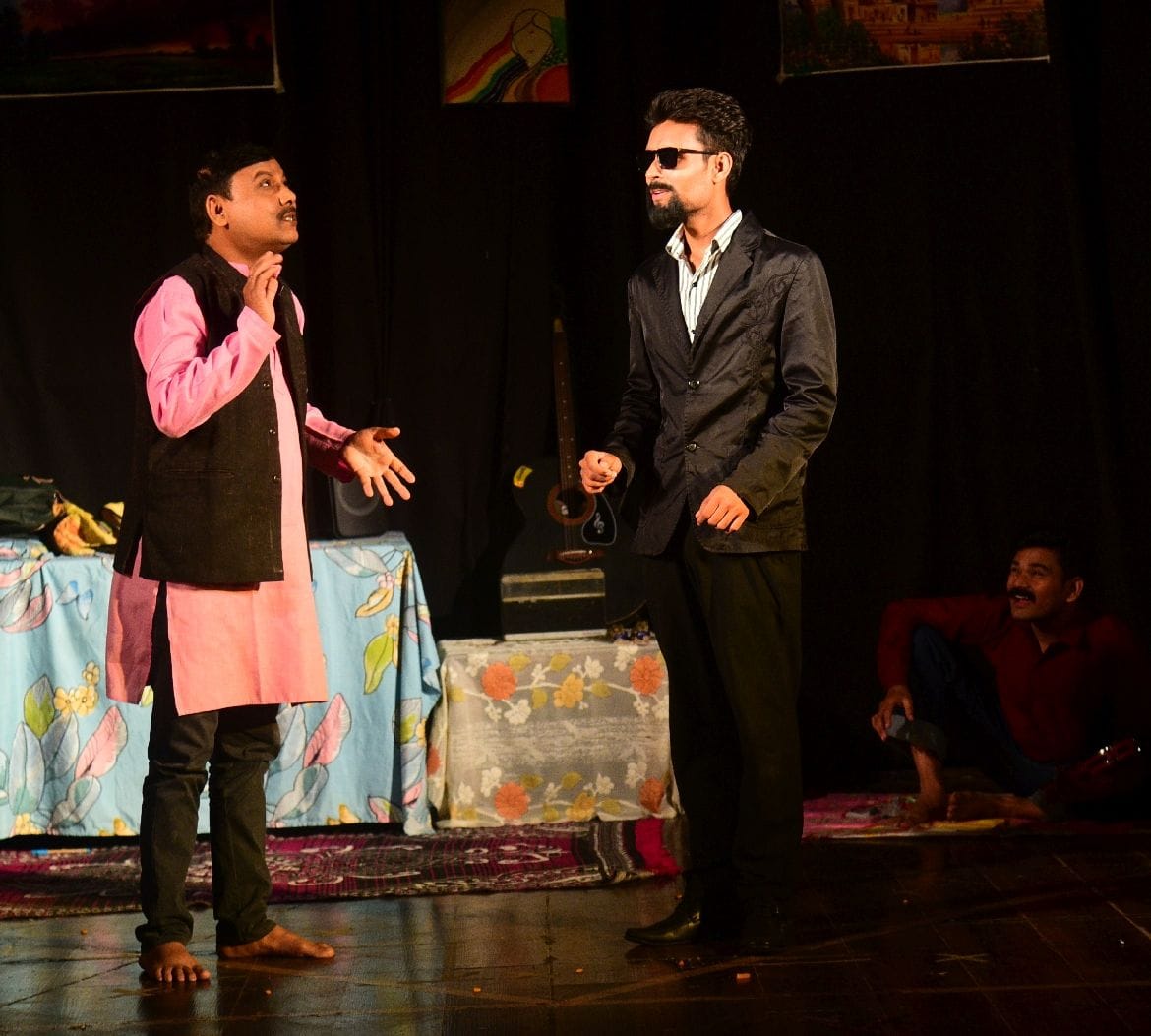 नाटक का मंचन करते कलाकार।
