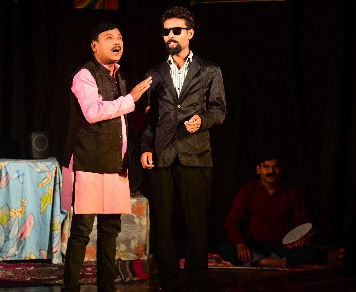 नाटक का मंचन करते कलाकार।
