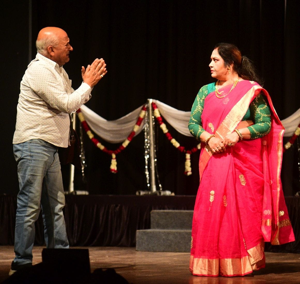 नाटक का मंचन करते कलाकार।