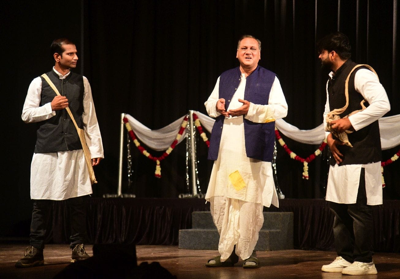 नाटक का मंचन करते कलाकार।