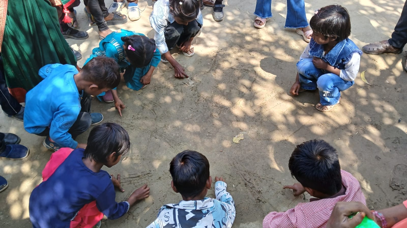 नवआरंभ उत्सव के दारान मौजूद बच्चे, अभिभावक व शिक्षक।