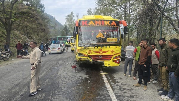 पंडोह डैम के पास हुए सड़क हादसे में कार के उड़े परखच्चे। संवाद