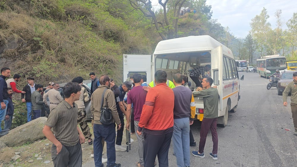 पंडोह डैम के पास हुए सड़क हादसे में कार के उड़े परखच्चे। संवाद