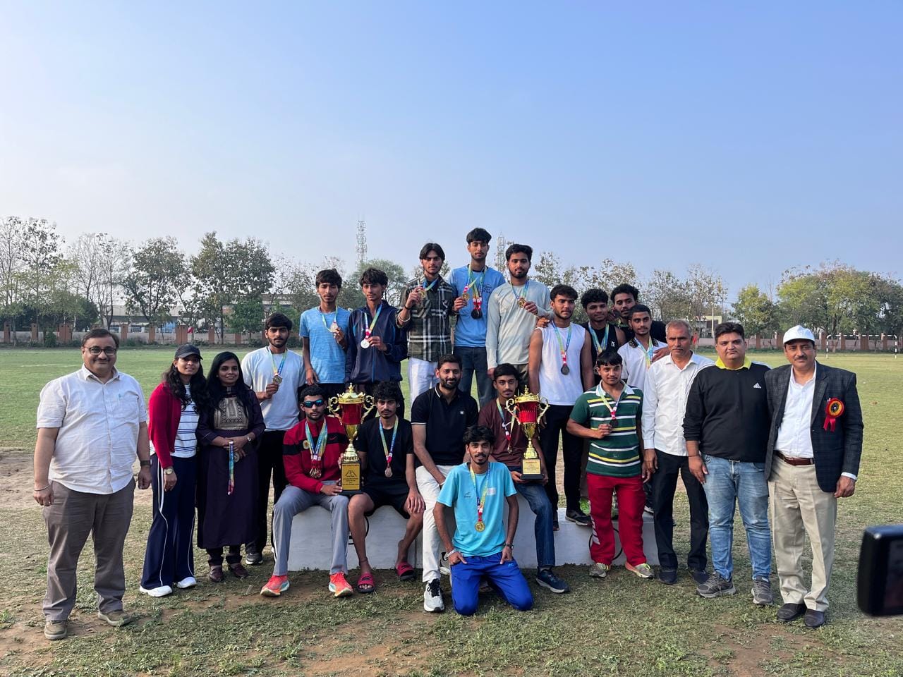 प्रतियोगिता के विजेता प्रतिभागियों के साथ कोच व स्टाफ। संस्थान प्रतियोगिता के विजेता प्रतिभागियों के साथ कोच व स्टाफ। संस्थान