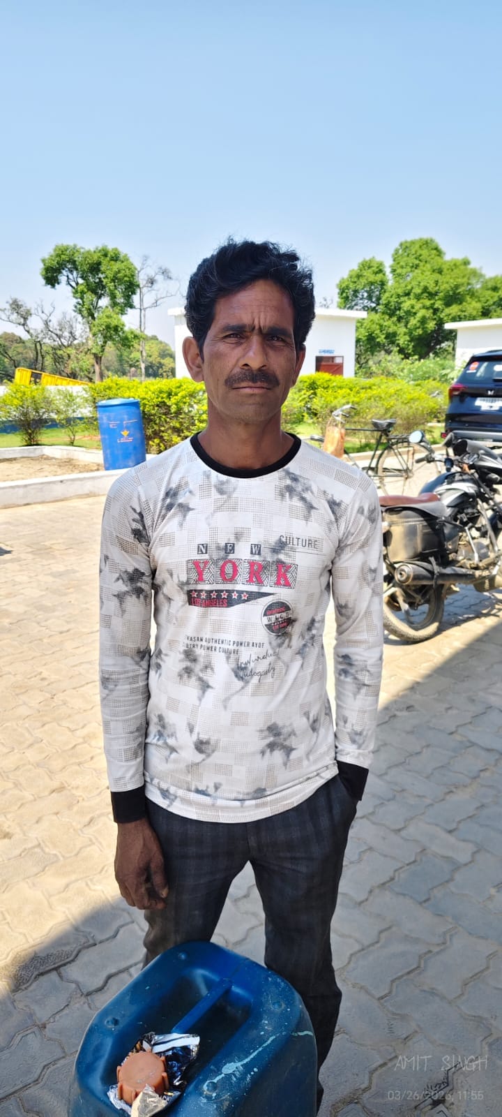 पेट्रोल पंप पर डीजल के लिए लाइन में खड़े किसान। संवाद