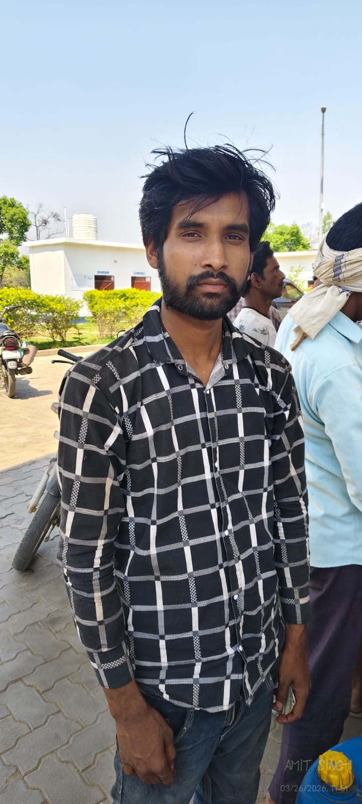 पेट्रोल पंप पर डीजल के लिए लाइन में खड़े किसान। संवाद