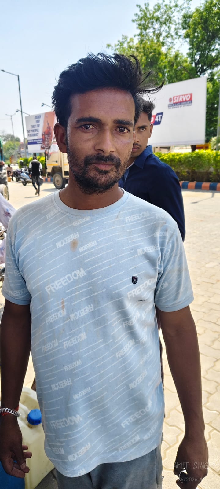 पेट्रोल पंप पर डीजल के लिए लाइन में खड़े किसान। संवाद