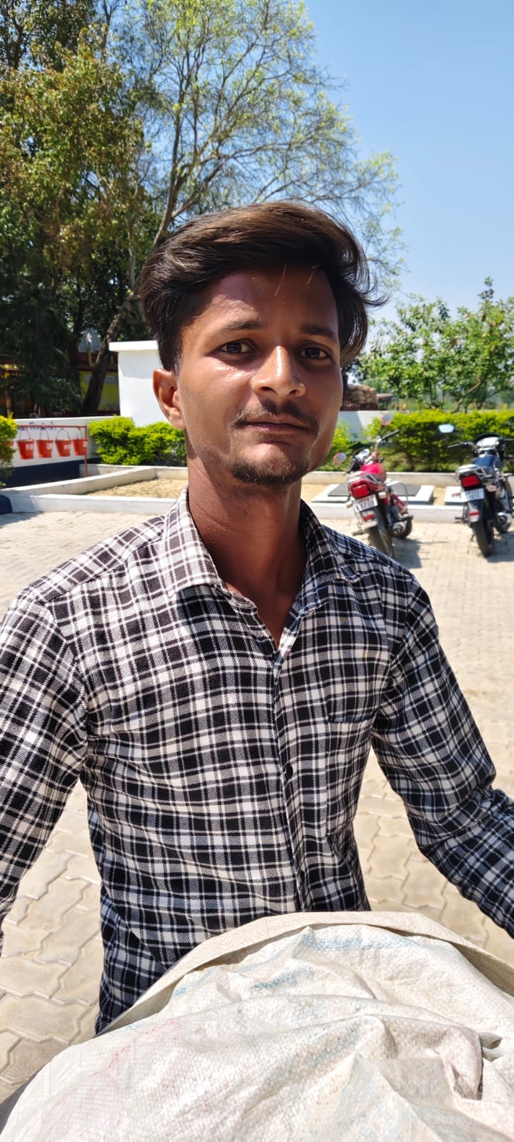 पेट्रोल पंप पर डीजल के लिए लाइन में खड़े किसान। संवाद