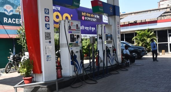 पेट्रोल पंपों पर कहीं सन्नाटा, कहीं कतार।
