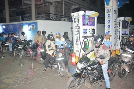 पेट्रोल पंपों पर कहीं सन्नाटा, कहीं कतार।