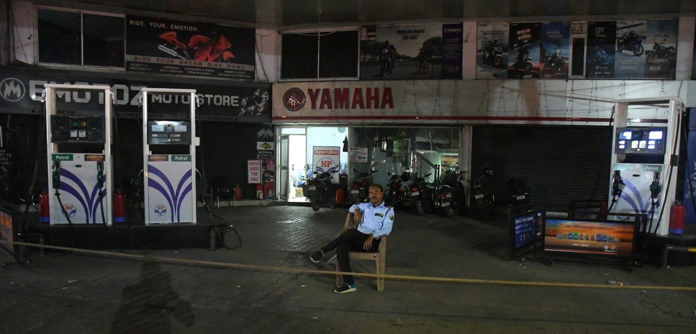 पेट्रोल पंपों पर कहीं सन्नाटा, कहीं कतार।