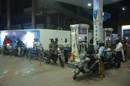 पेट्रोल पंपों पर कहीं सन्नाटा, कहीं कतार।