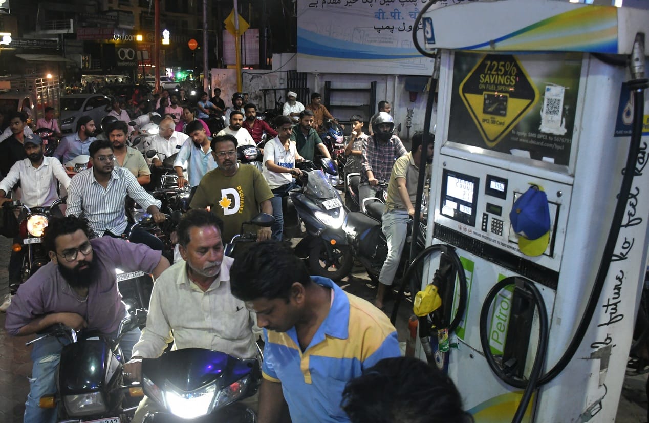 पेट्रोल पंपों पर कहीं सन्नाटा, कहीं कतार।