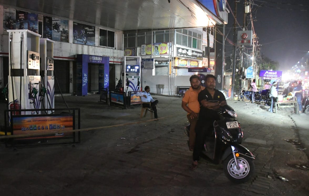 पेट्रोल पंपों पर कहीं सन्नाटा, कहीं कतार।