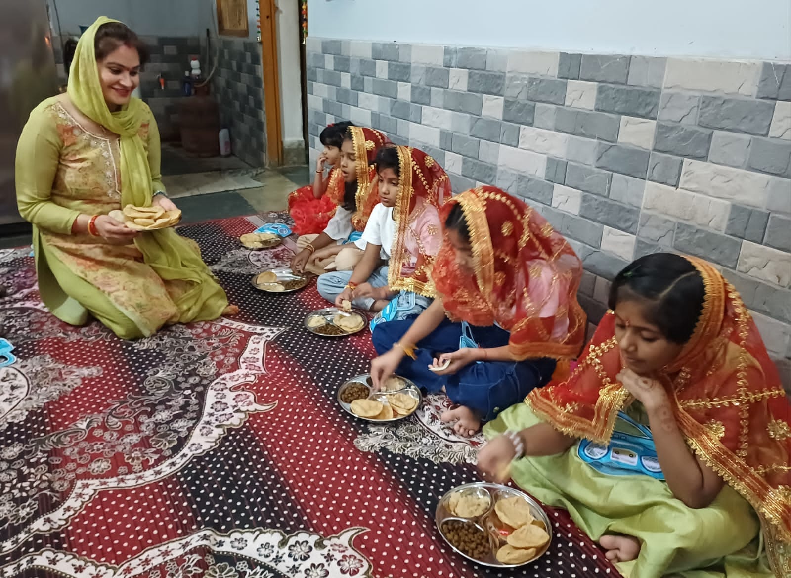 रॉबर्ट्सगंज शीतला माता मंदिर में अष्टमी पर पूजन अर्चन करते श्रद़धालु। संवाद