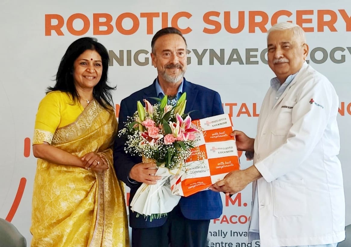 रोबोटिक सर्जरी के बारे में बताते डॉ. डेविन गार्जा।