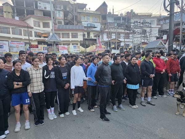 रोहड़ू से हाटकोटी के लिए मैराथन को रवाना करते एसडीएम और डीएसपी। संवाद