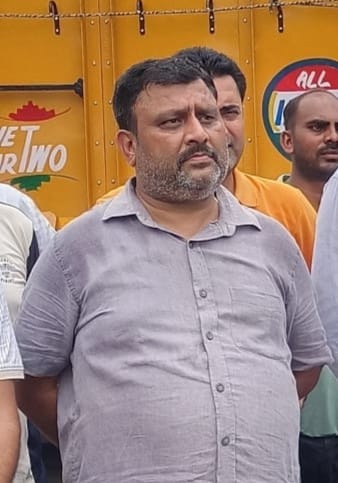 राइस मिल में रखी धान की बोरियों की गिनती करते अधिकारी। आर्काइव