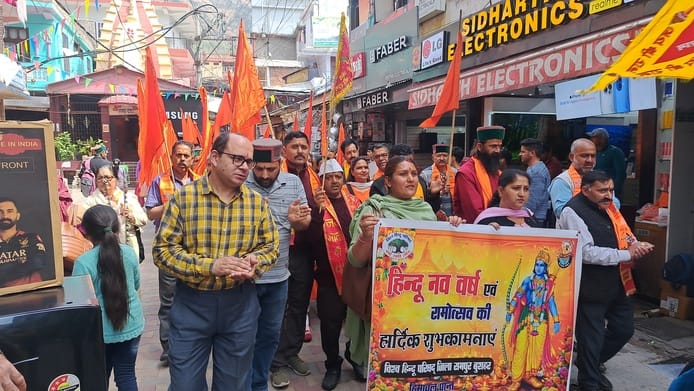 रामपुर में स्तयनारायण मंदिर में राम नवमी के उपलक्ष्य पर भजन करते श्रद्धालु। संवाद