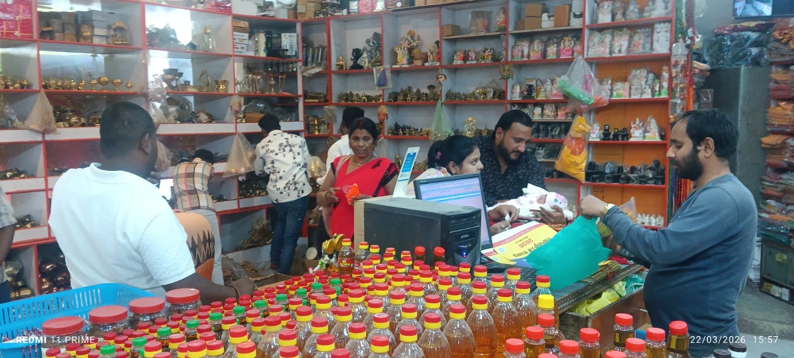 सोनहा बाजार में छापेमारी के दौरान जिला कृषि रक्षा अधिकारी व अन्य विभागीय टीम स्रोत विभाग