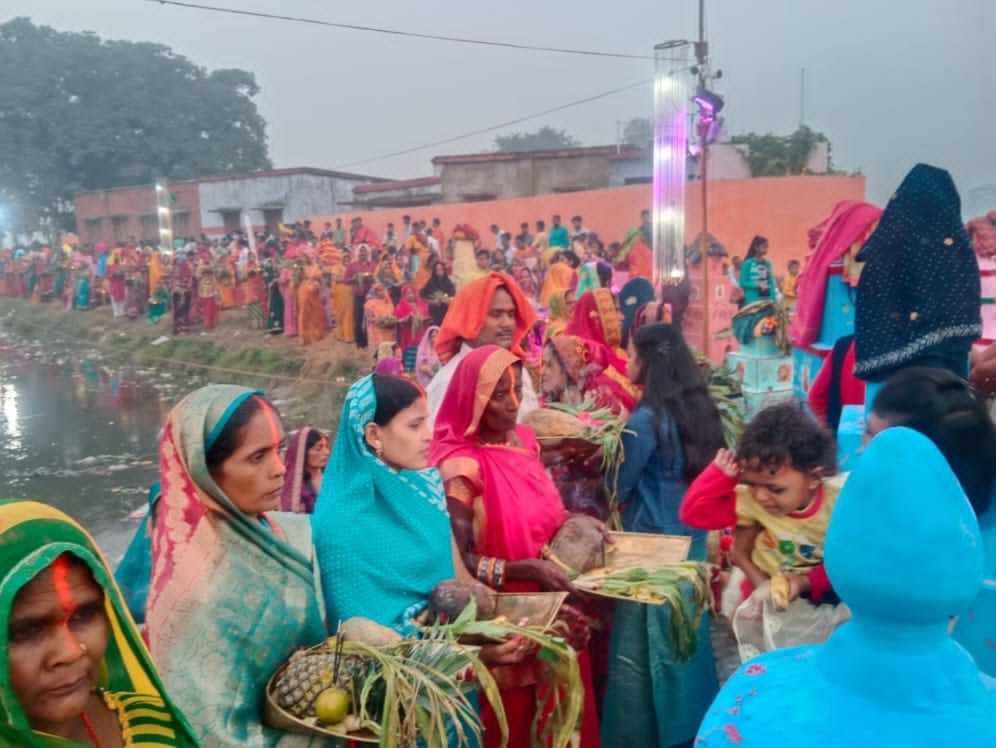 सेवरही के बांसी नदी के तट पर सूर्य को अर्घ्य देती व्रती महिलाएं।स्रोत-सोशल मीडिया सेवरही के बांसी नदी के तट पर सूर्य को अर्घ्य देती व्रती महिलाएं।स्रोत-सोशल मीडिया