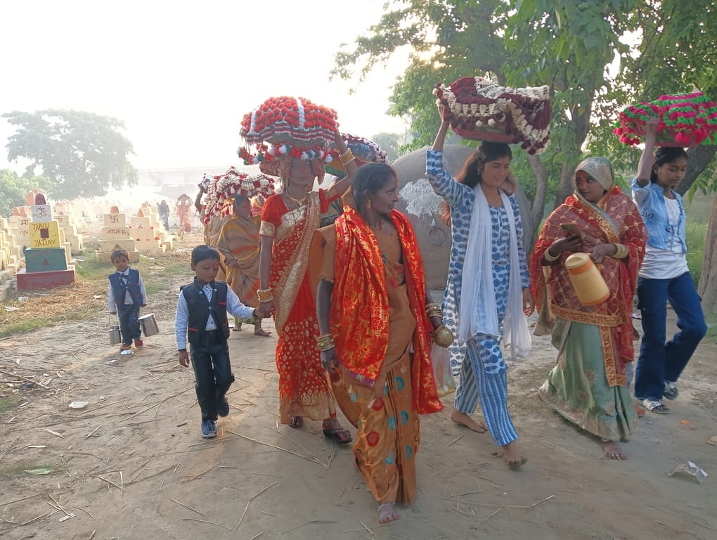 सेवरही के बांसी नदी के तट पर सूर्य को अर्घ्य देती व्रती महिलाएं।स्रोत-सोशल मीडिया सेवरही के बांसी नदी के तट पर सूर्य को अर्घ्य देती व्रती महिलाएं।स्रोत-सोशल मीडिया