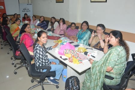 संवाद कार्यक्रम में मुख्य अतिथि राज्य महिला आयोग की अध्यक्ष डॉ. बबीता सिंह चौहान व अन्य।