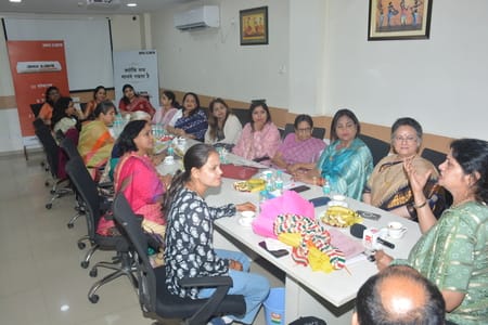 संवाद कार्यक्रम में मुख्य अतिथि राज्य महिला आयोग की अध्यक्ष डॉ. बबीता सिंह चौहान व अन्य।