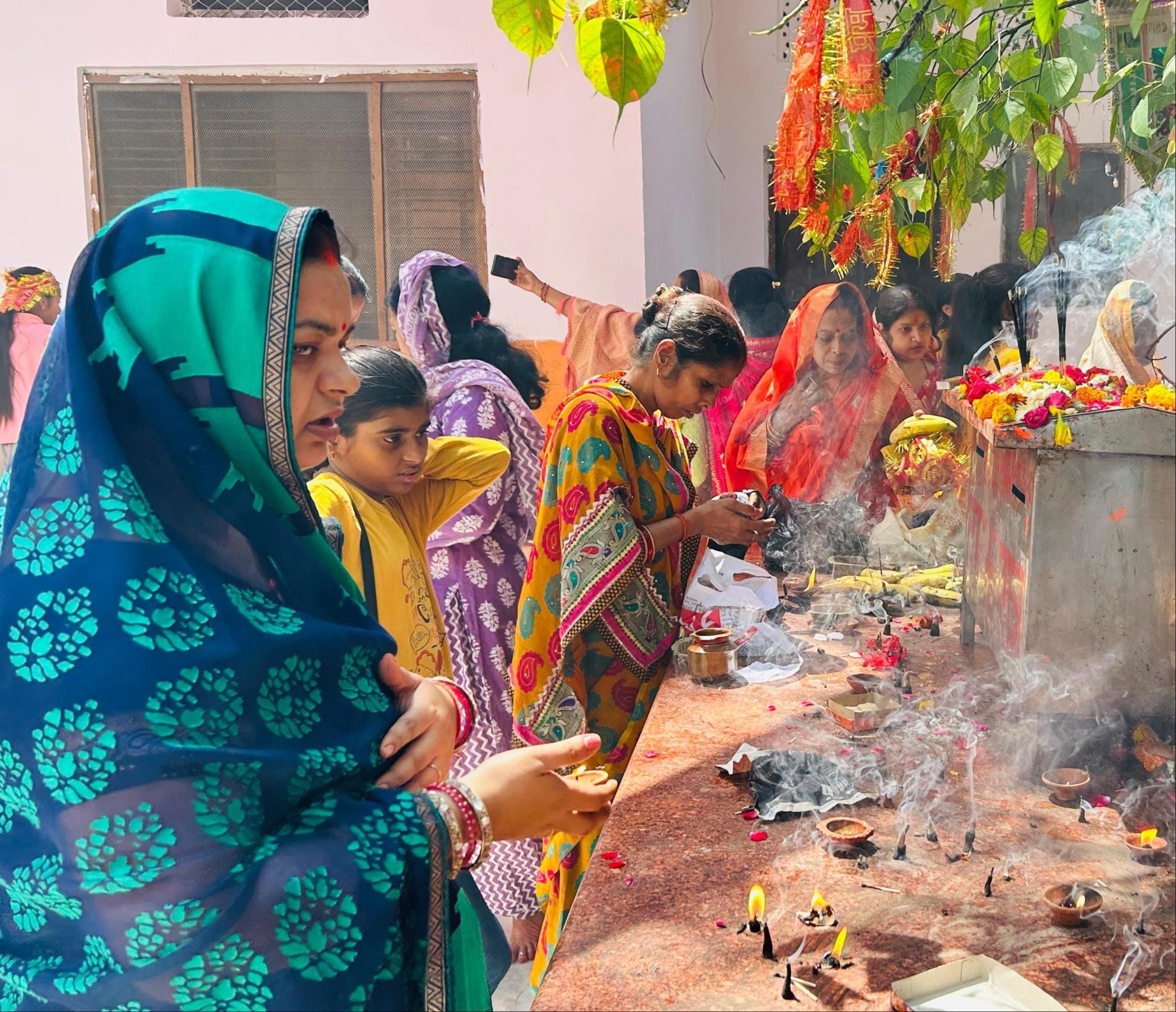 शहर के काली भवानी मंदिर में हवन-पूजन करते श्रद्धालु। - संवाद