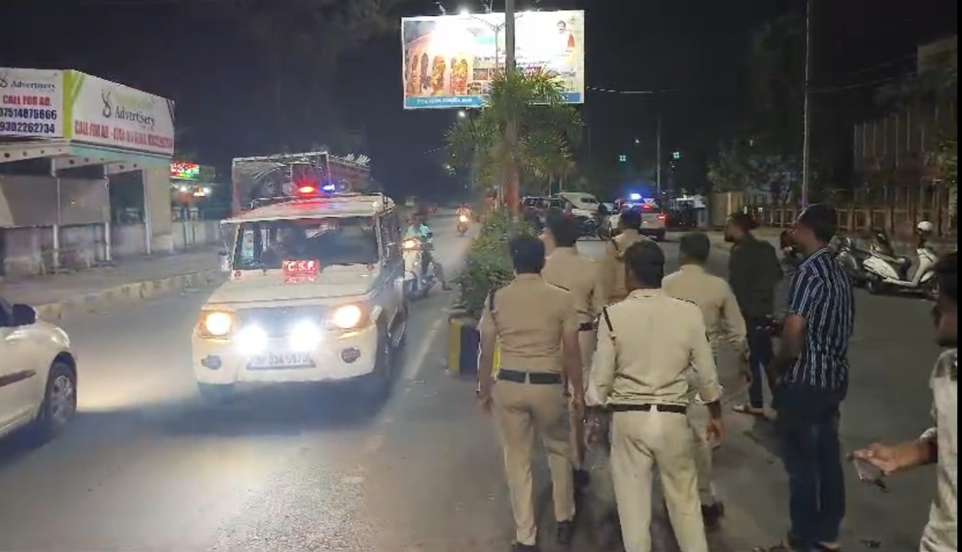 दुर्घटनास्थल पर मौजूद पुलिस बल