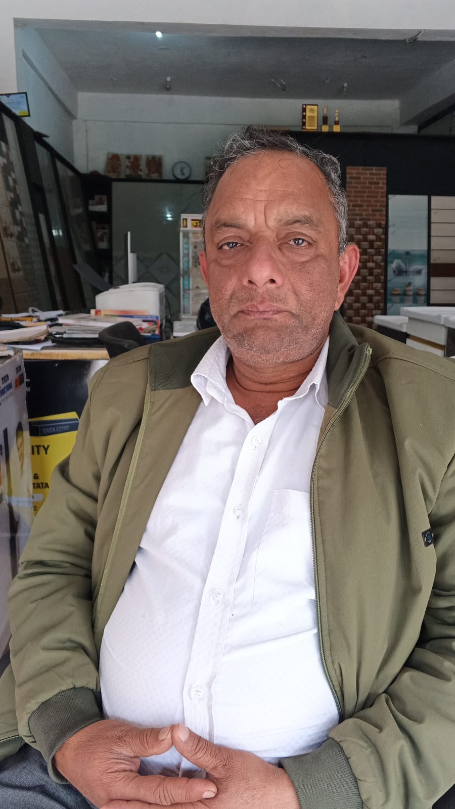 देव गोस्वामी, दुकानदार बिझड़ी