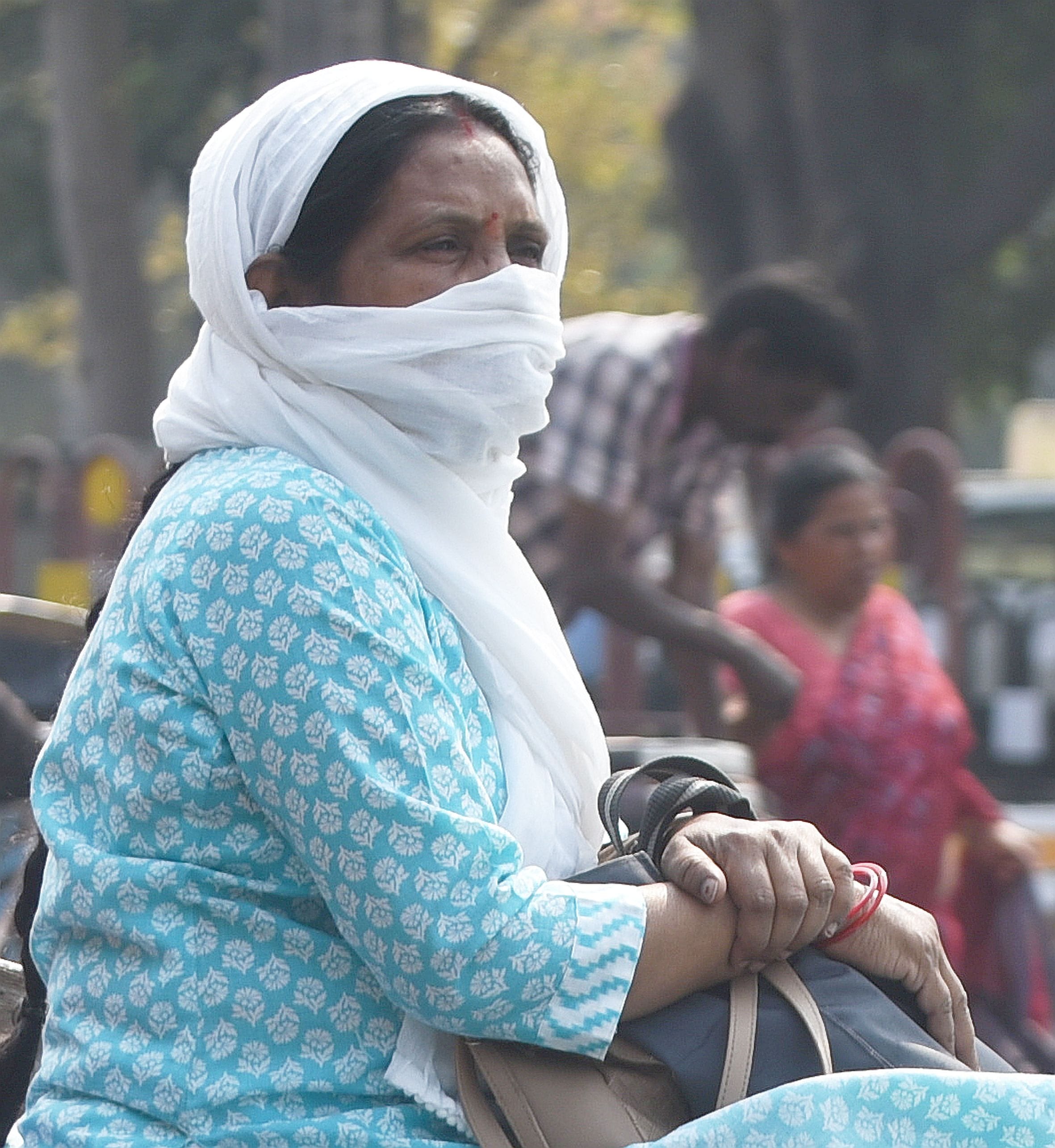 धूप से परेशान लोग।