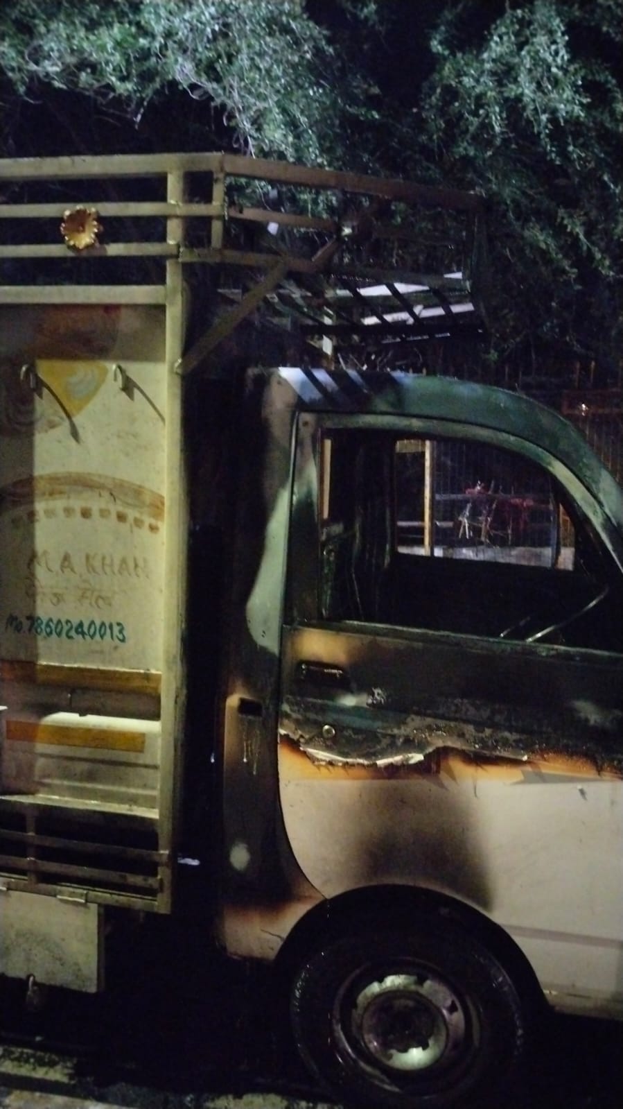 वाहन में लगी आग बुझाते दमकल कर्मी। वाहन में लगी आग बुझाते दमकल कर्मी।