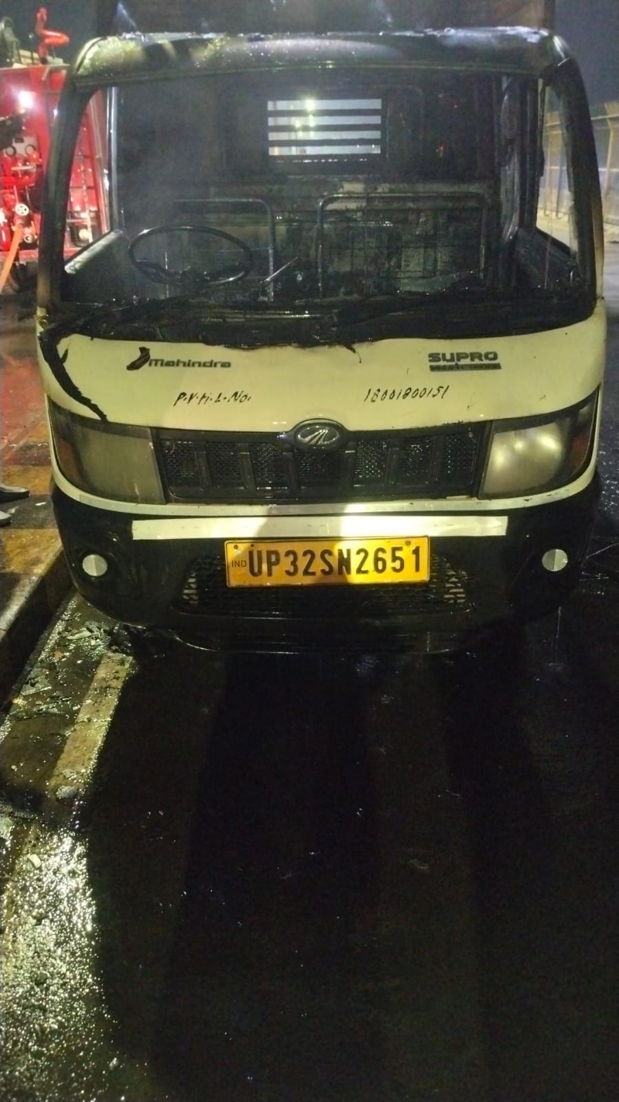 वाहन में लगी आग बुझाते दमकल कर्मी। वाहन में लगी आग बुझाते दमकल कर्मी।