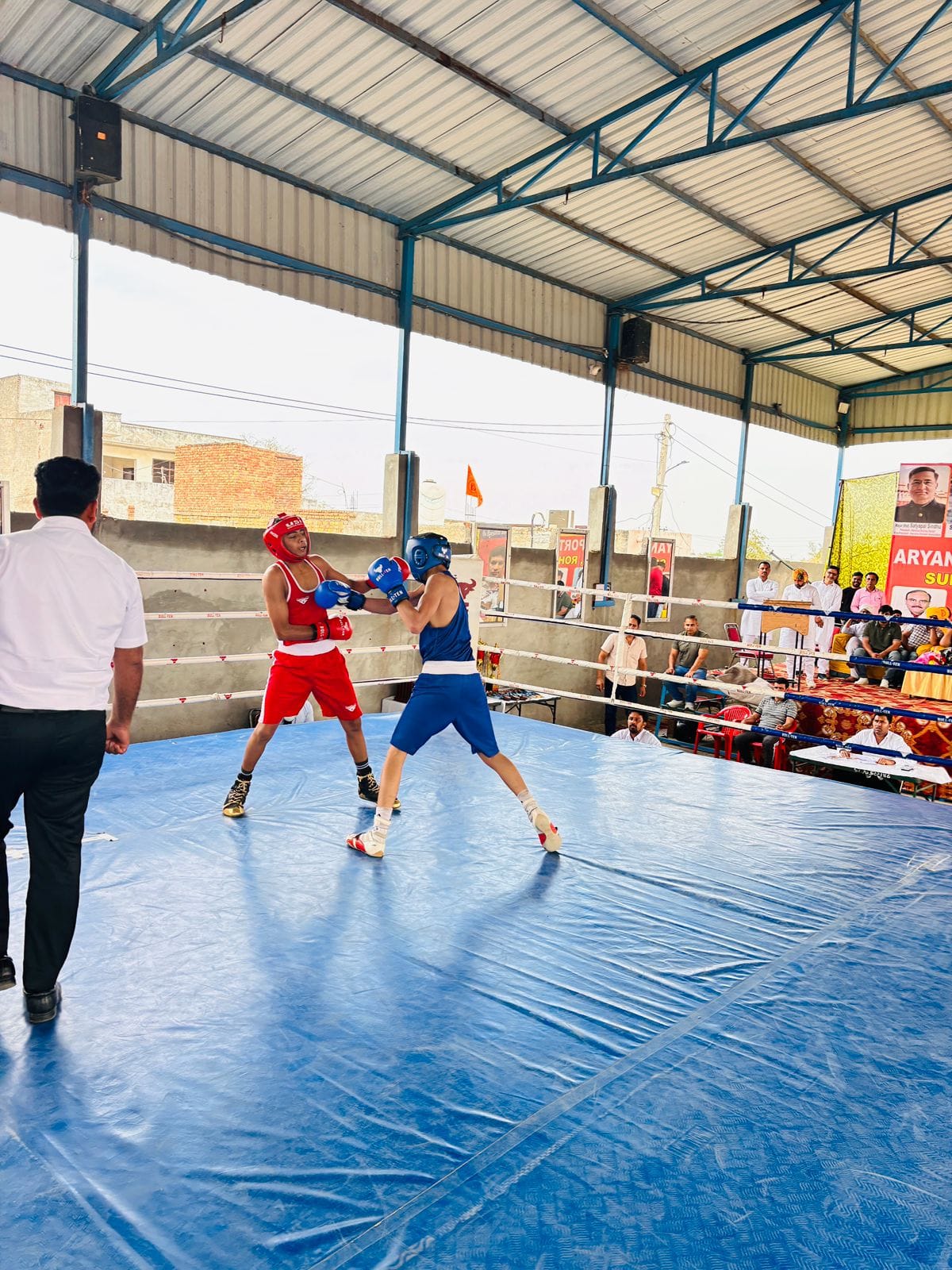 26-रोहतक के सुनारिया रोड स्थित एकेडमी में आयोजित बॉक्सिंग चैंपियनशिप की रिंग में जूझते बॉक्