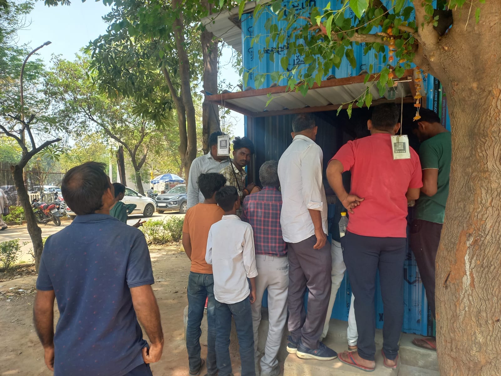 26jjrp01- लघु सचिवालय स्थित अटल श्रमिक कैंटीन में खाना तैयार करती स्वयं सहायता समूह की महिलाएं